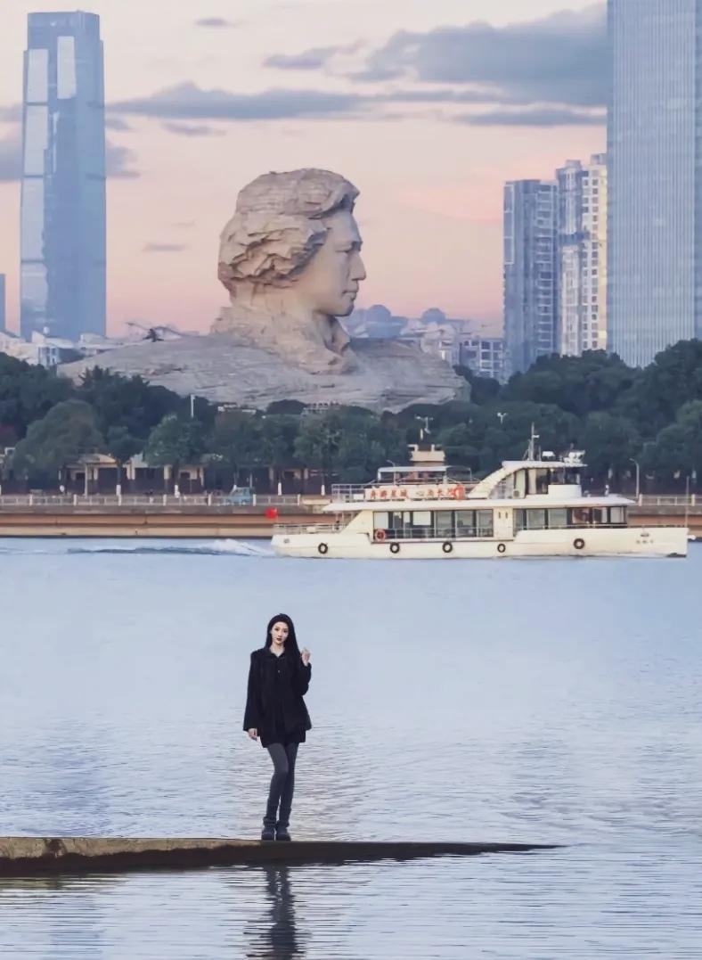 恋上这座城，都是因为那时有了青春的你…
那座城这刻很美 我暗恋着的人 你转身的城