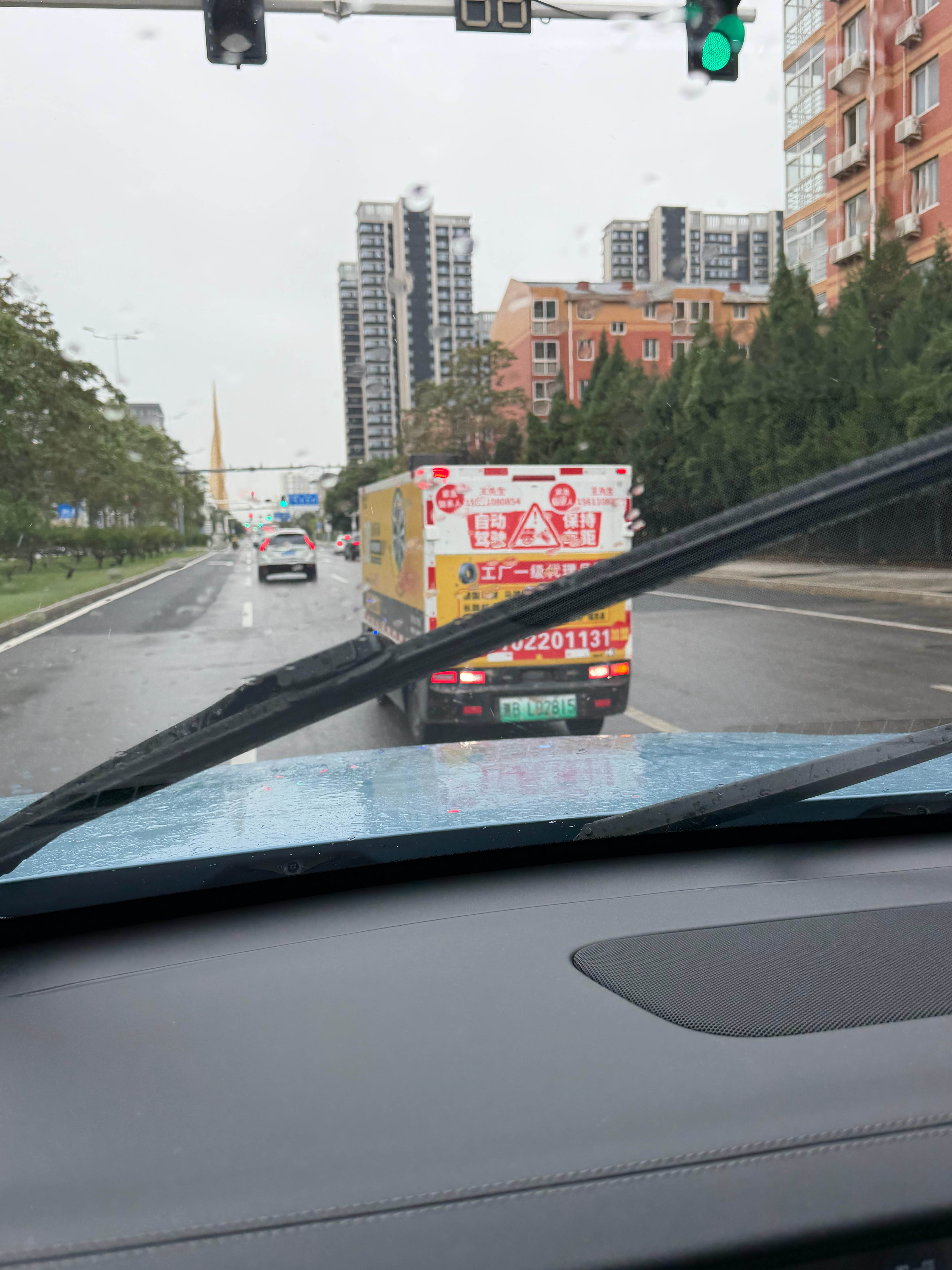 啊啊啊～这个无人车压实线，还别我，还无故减速什么人工智障啊  ​​​