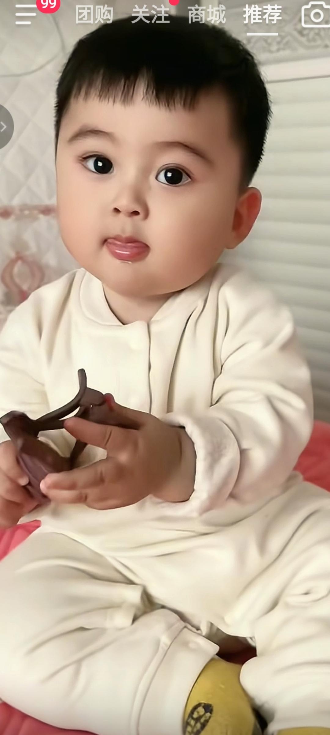 这是谁家的小萌娃？让人稀罕死了！我日后如果有一个这样的小外孙，那我天天啥也不干，