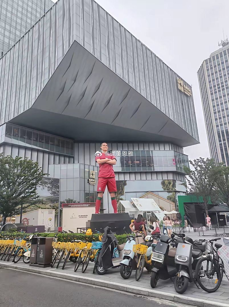 杭州市在地标建筑杭州中心立了个C罗雕像感觉做工有点山寨，完全不像C罗本人 