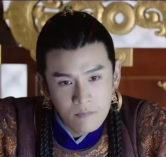 15岁的拓跋珪，去姥姥家串门，一眼就看上了自己的小姨。他妈当场脸就沉了：“不行！