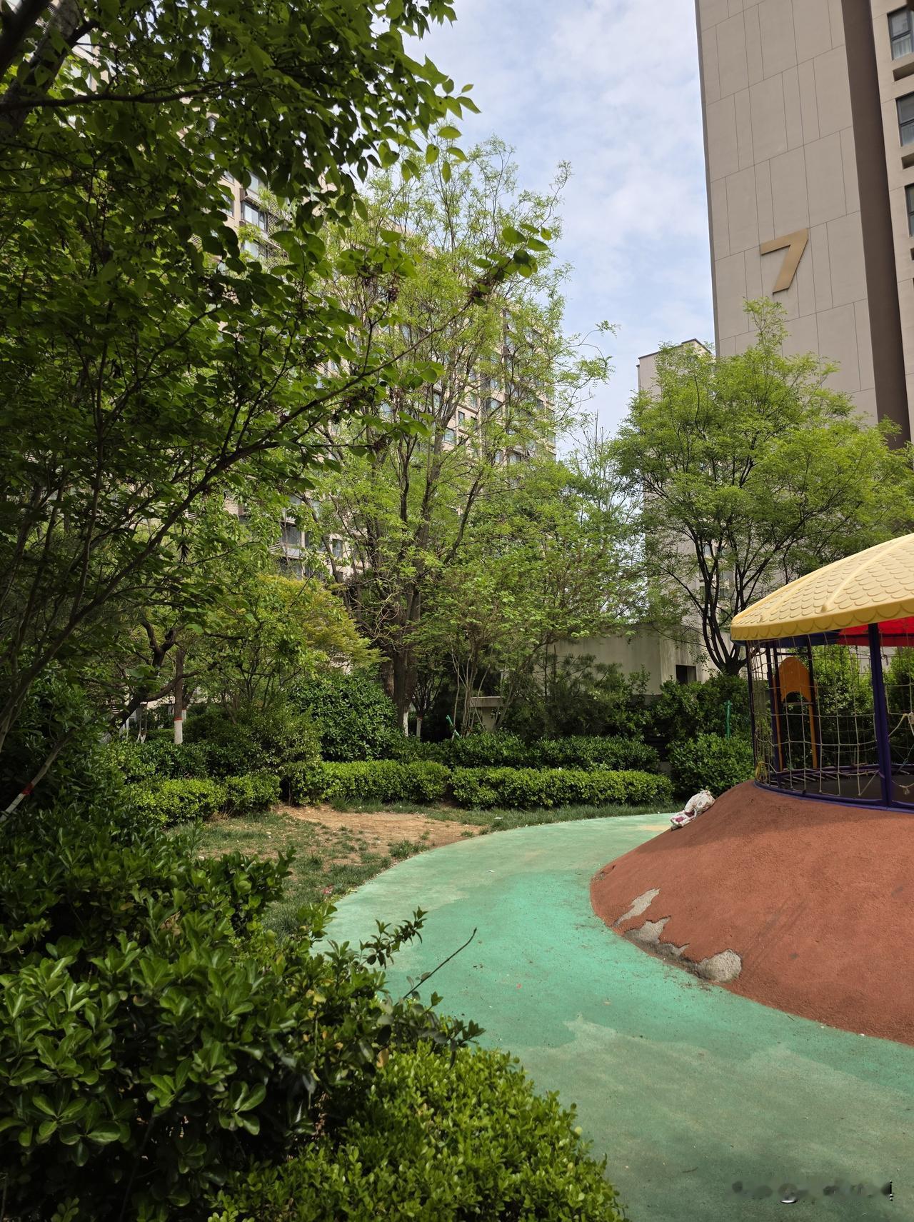 人这一辈子，其实就为两件事忙活，直到死去……

一件是钱，一件是爱。钱是为了活着