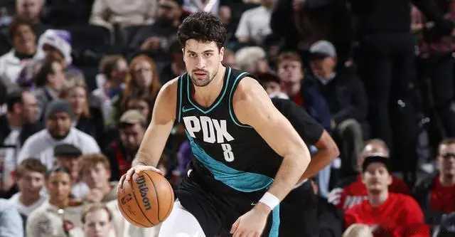 北京时间12月19日，NBA常规赛继续进行。开拓者末节一度领先18分，德罗赞常规