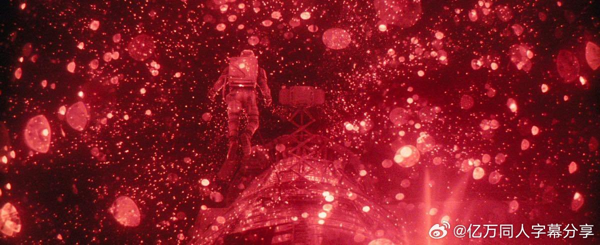 亿万同人字幕组  《挽救计划》中的太空场景是通过放置在鸡笼网上的微型 LED 灯