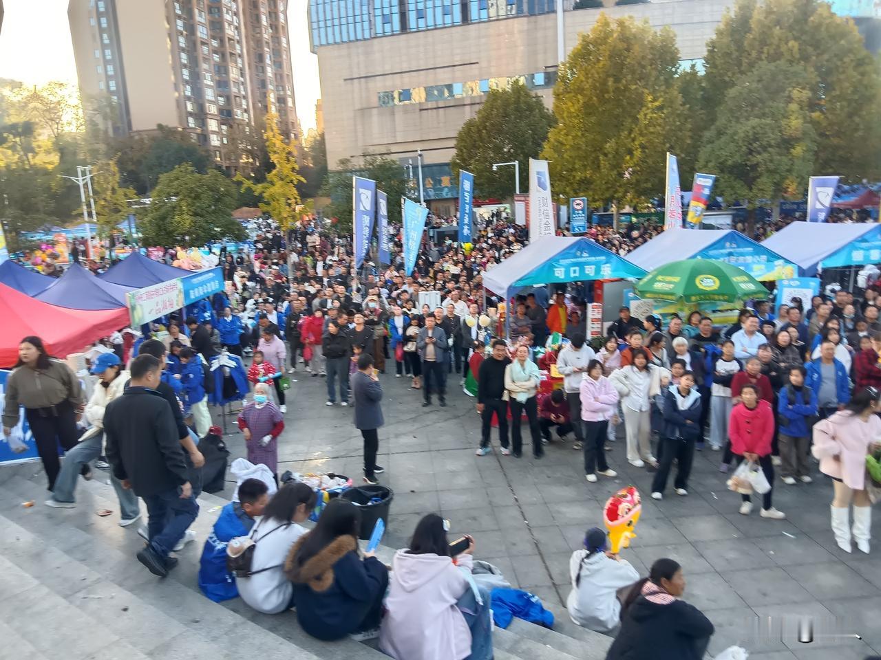 没有璀璨的霓虹，
没有镀金的穹顶，
你卧在潇湘的臂弯里，
听风，也听雨。
 
人