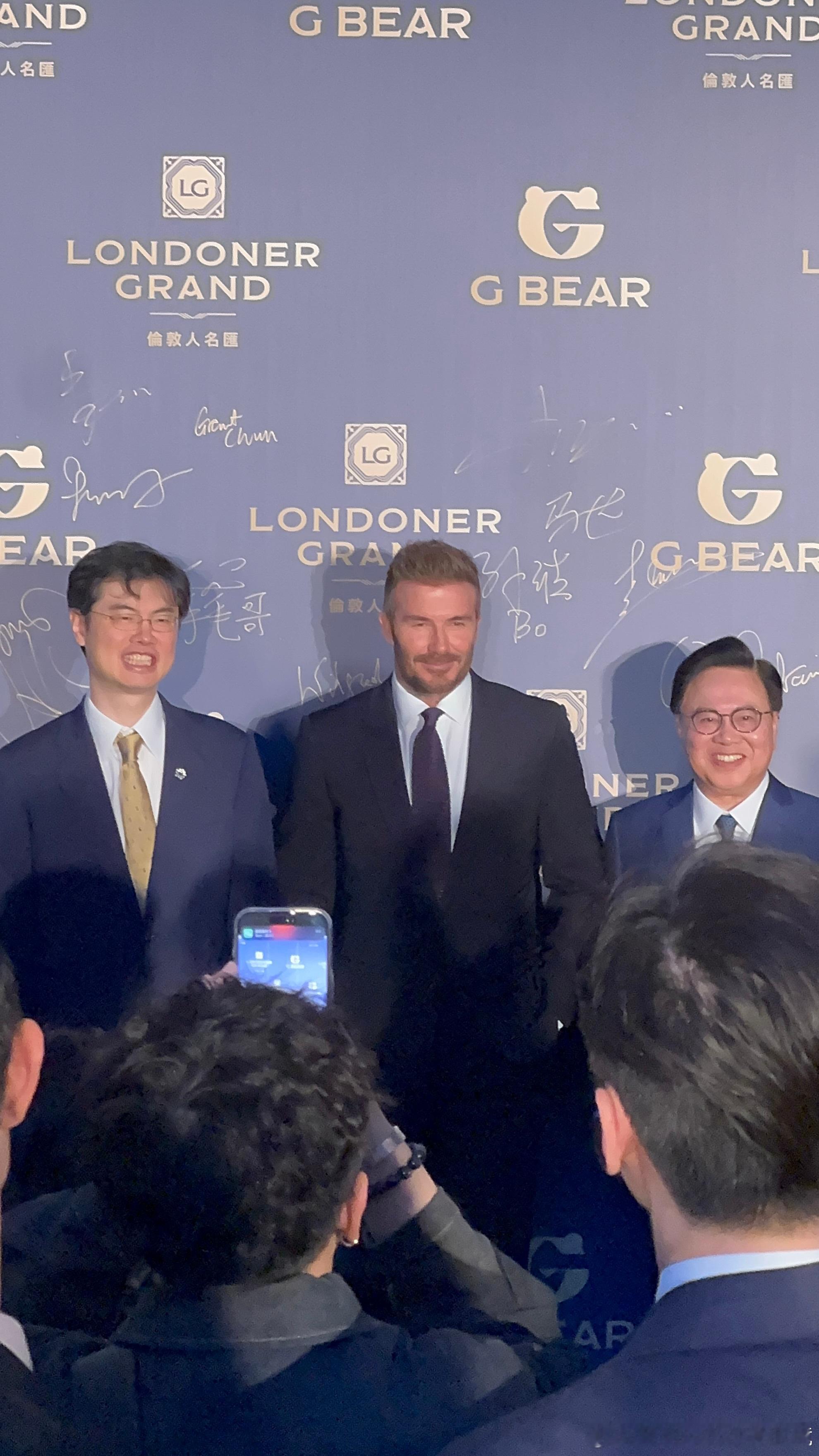 贝克汉姆早C晚A 贝克汉姆的早C晚A充满使命感。清早在G-Bear咖啡与团队讨论