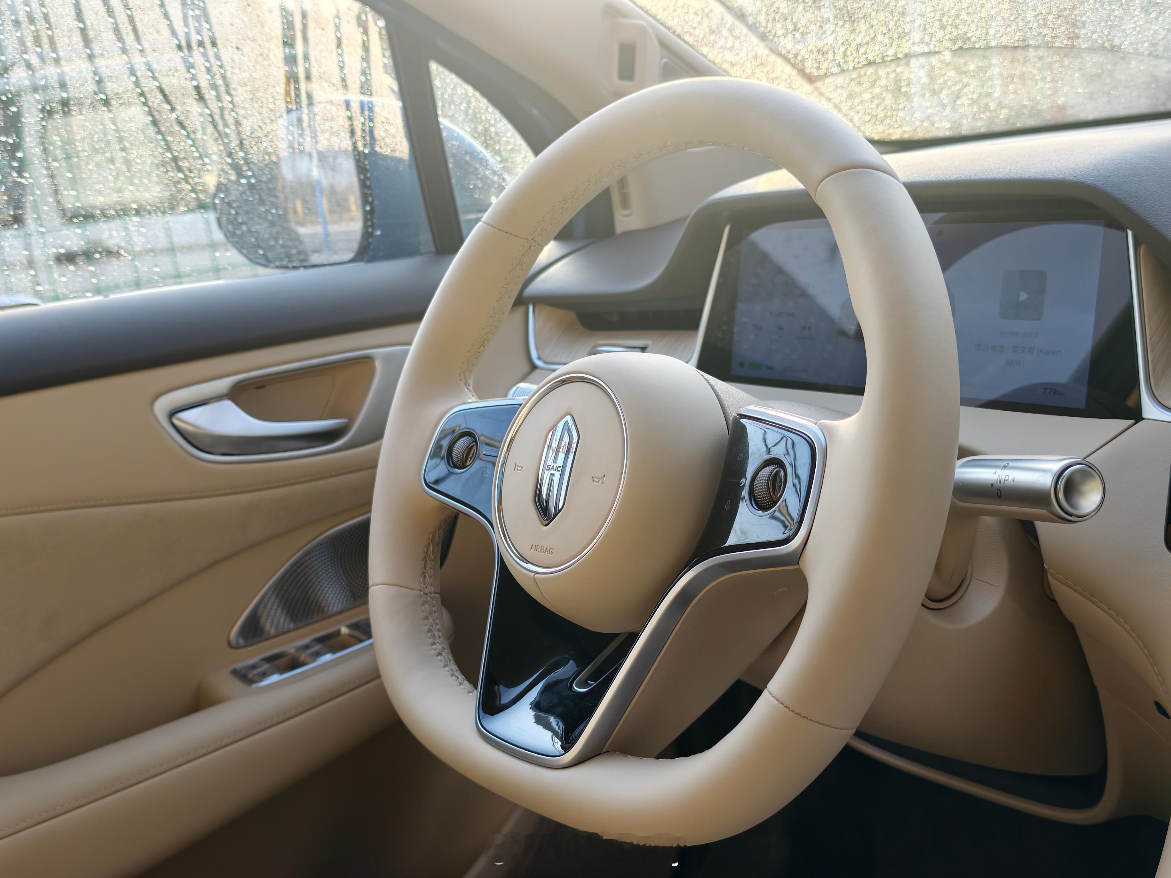 周末来给尚界H5洗个车。路边夫妻小店挺合适的，价格实惠。