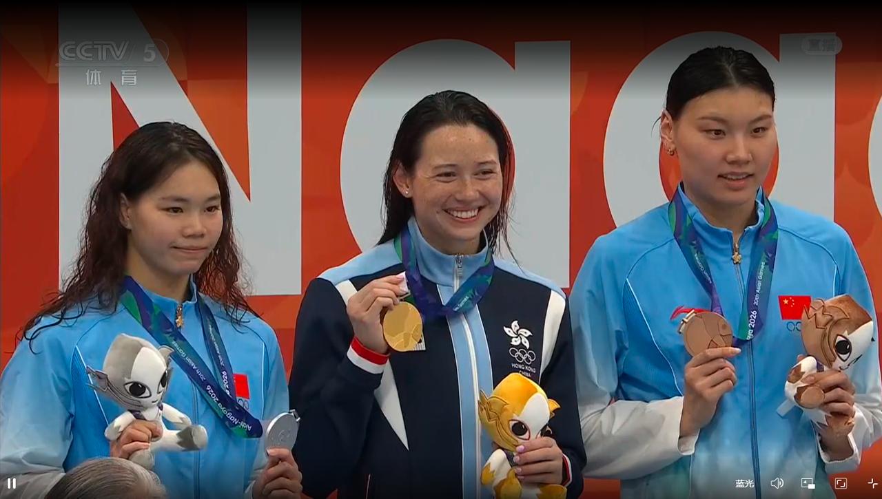 美好一刻！领奖台上中国香港队何诗蓓、中国队李家萍、柳雅欣站在领奖台上，中国国歌奏