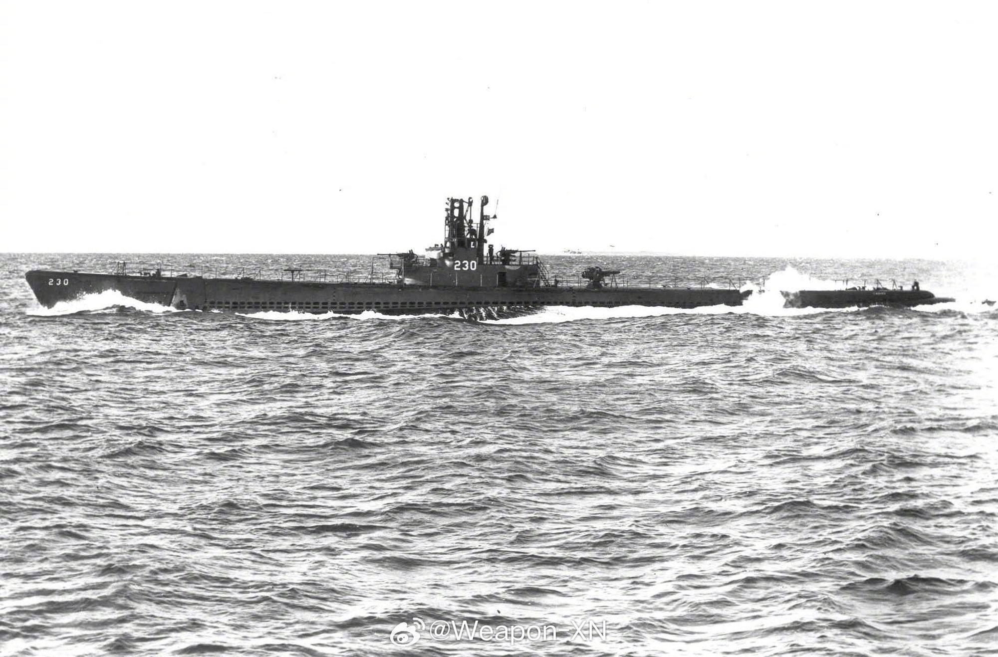 #照片中的历史[超话]# 1944 年，美国海军“鳍背号” (SS-230) 被