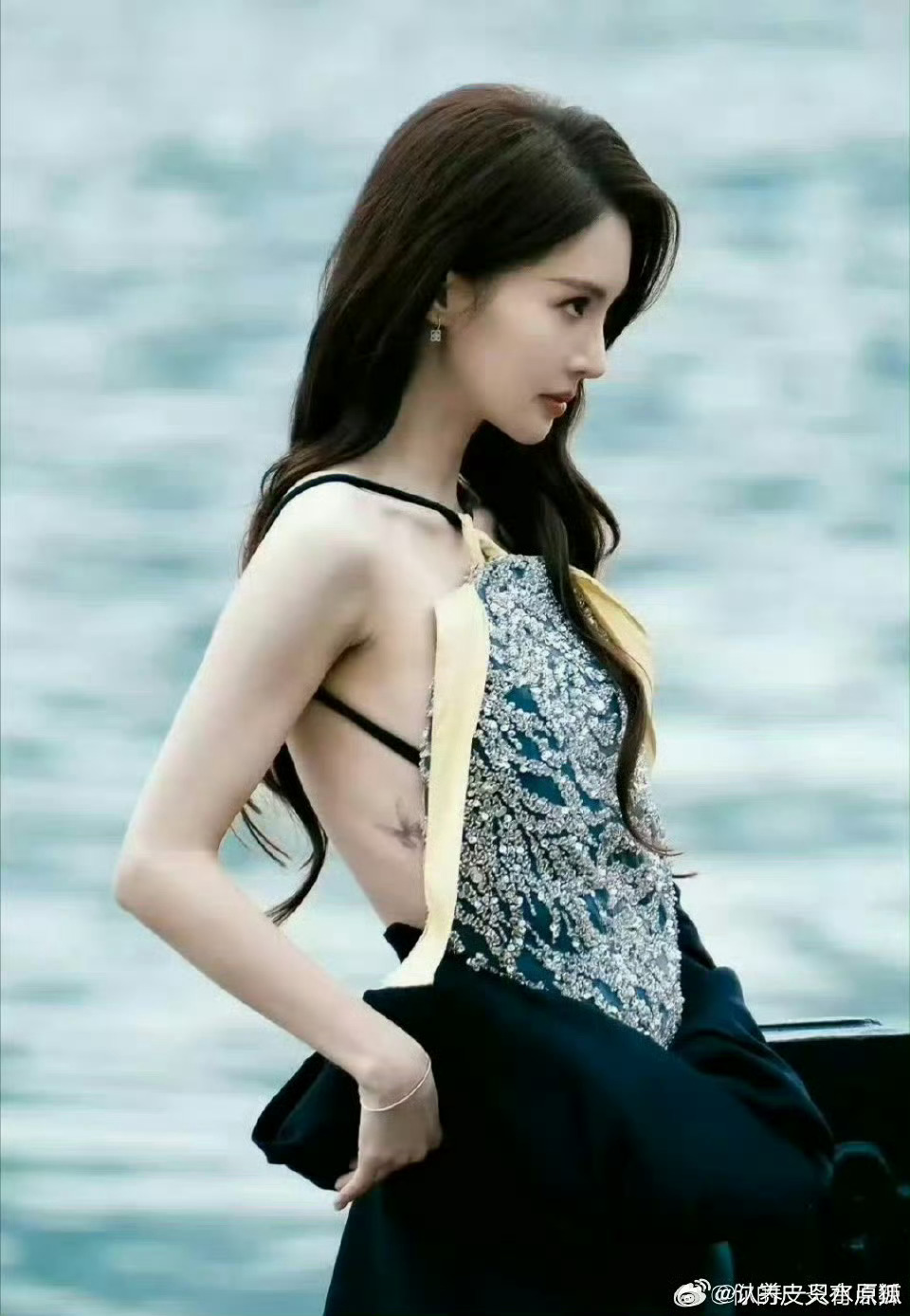 金晨毫不避讳她腰间的蝴蝶纹身 谁说纹身的就不是好女孩 