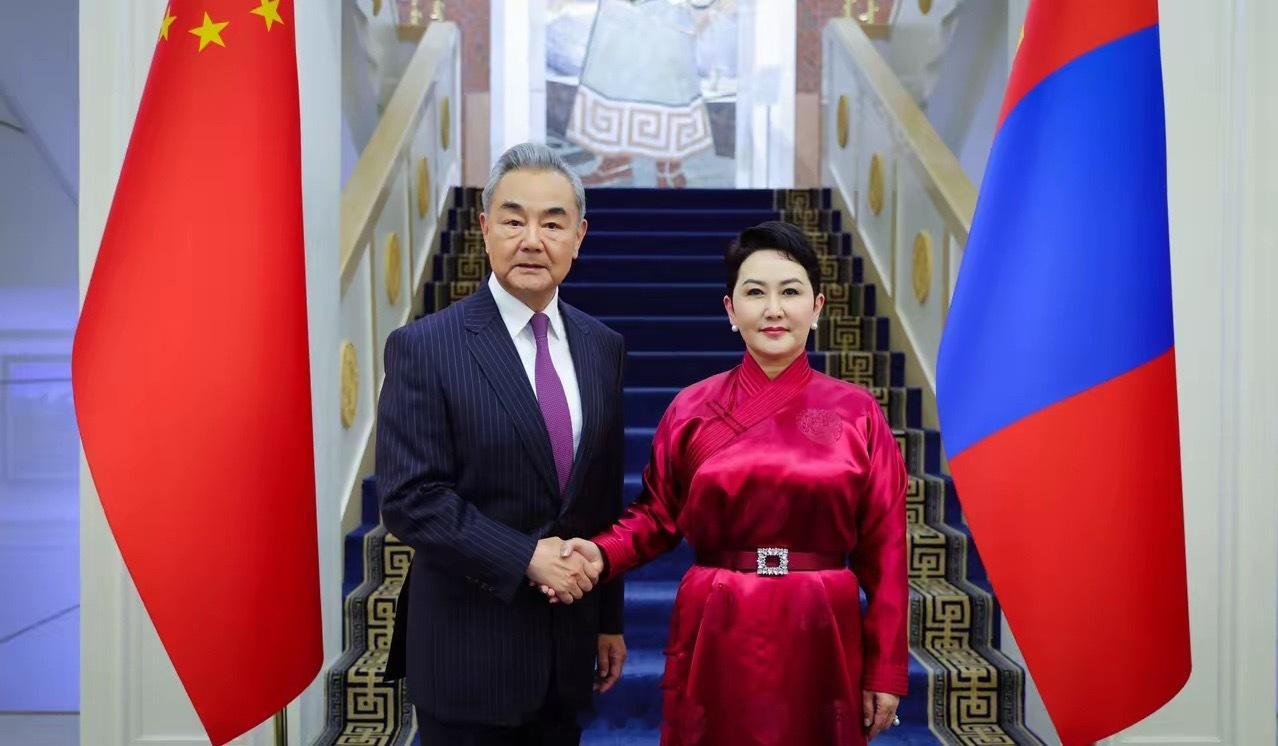 中国和蒙古国谈妥了。6月13日，蒙古国总统呼日勒苏赫在乌兰巴托会见中国外交部长王