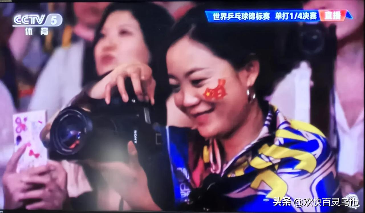这个美女是央视记者吗？不知道什么来头，受到特殊待遇，镜头长达20秒。莎莎的铁粉。