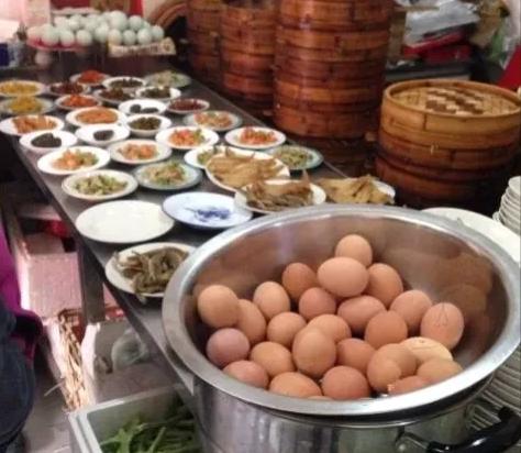 山东的一家饭店，有个特别划算的早餐：只需5元钱，所有食物随便吃，大爷交付了钱后，