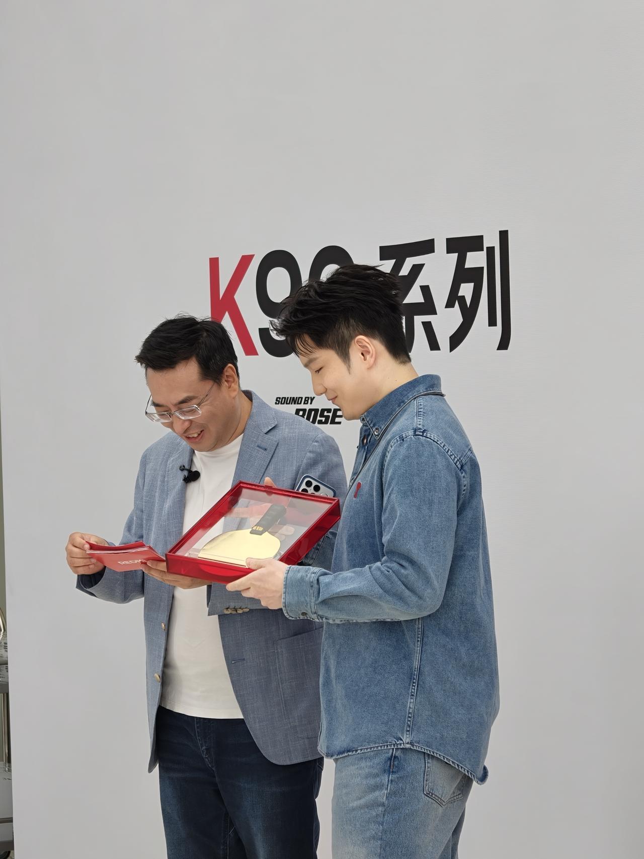 咚咚大王嘴角止不住上扬，今日樊振东在深圳小米大厦店参加小米一日店长活动，小米官方