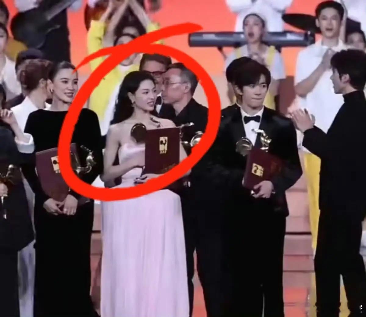 钟楚曦这次，真的没办法帮你说话了，中间那个位置有什么好站的，一个影后，一个影帝，