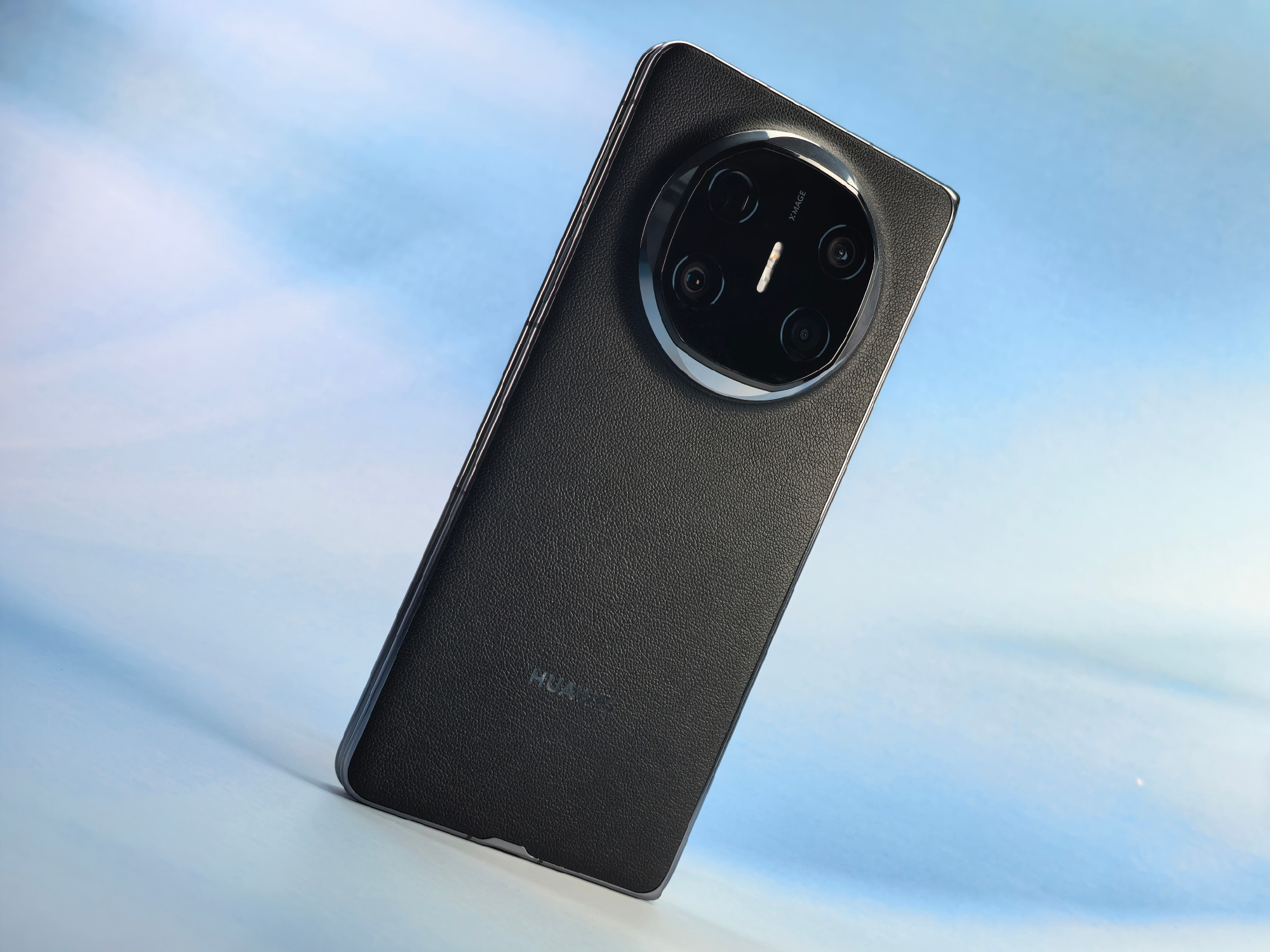 我用Mate X6大半年了，折叠着揣兜不沉，办公分屏查资料特顺手，AI摘要省不少