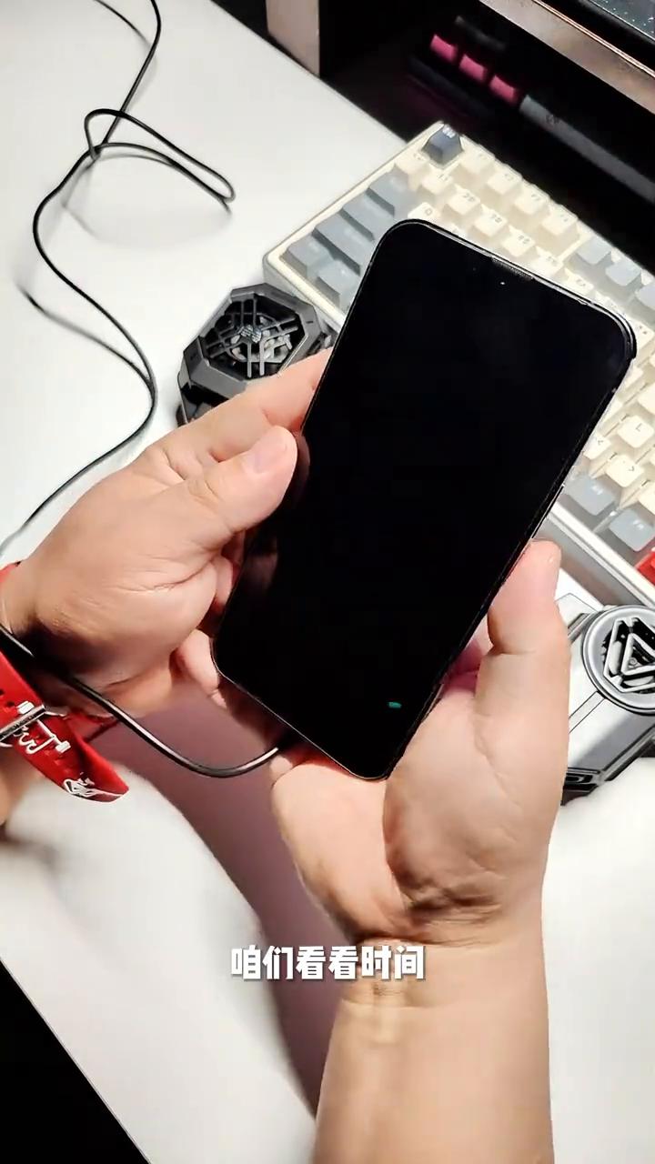 手机散热器是刚需还是智商税？
夏天已到，手机散热器又火了。有人说刚需，有人说智商