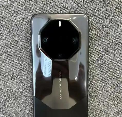 显示屏方面，Mate60 RS也同样不甘示弱，6.82英寸OLED屏幕带来FHD