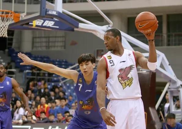 CBA观赏性的下降跟外援的引进水平一样，越来越差！当年堪称是NBA球员的养老基地