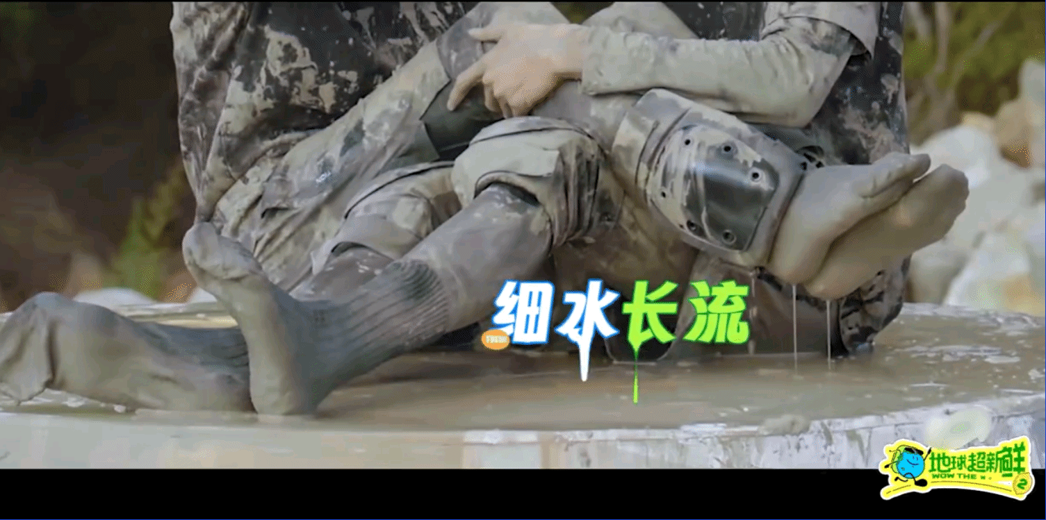 龚俊的袜子都出泥了地球超新鲜哈哈太会整活了吧！这比亲吻鲨鱼还搞笑啊！镜头特写袜子
