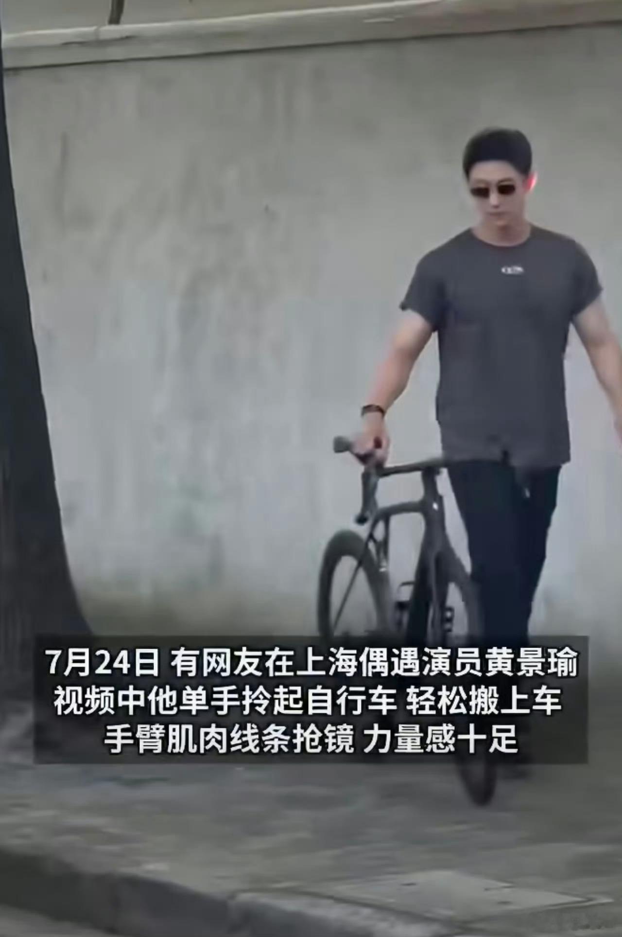 荧幕里塑造坚毅的军人形象，线下偶遇也自带充沛力量感，身形状态和角色气质互相呼应，