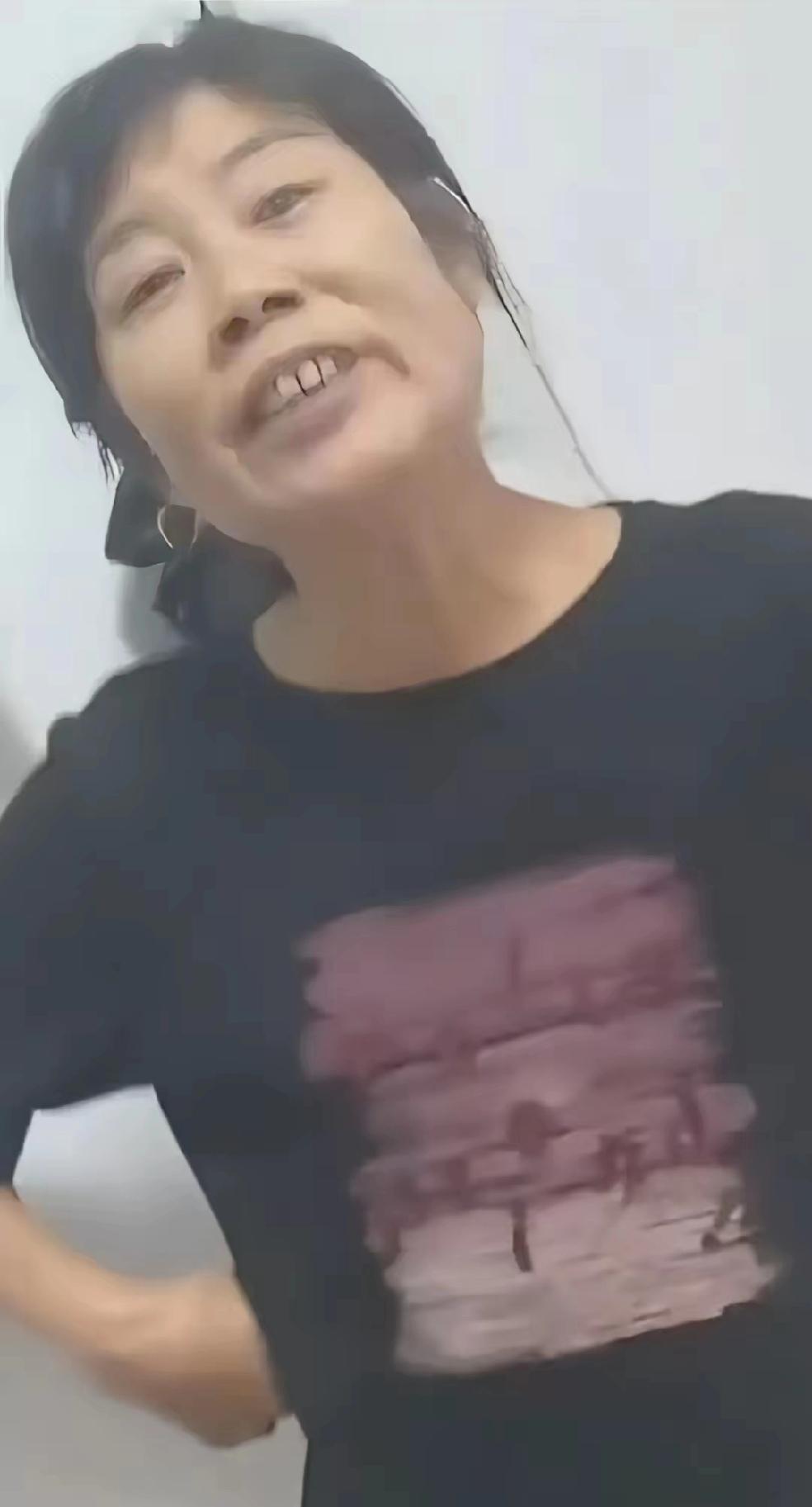 湖北荆州，一个1岁的娃，被独自锁在家里整整3小时。
不是因为别的，是奶奶下楼打麻