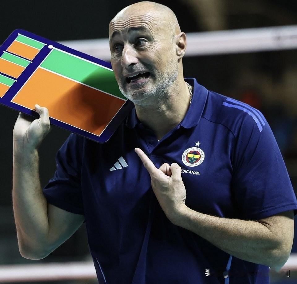 土耳其🇹🇷费内巴切女排俱乐部主教练马塞洛.阿邦丹扎:“今年我们的目标是赢得一