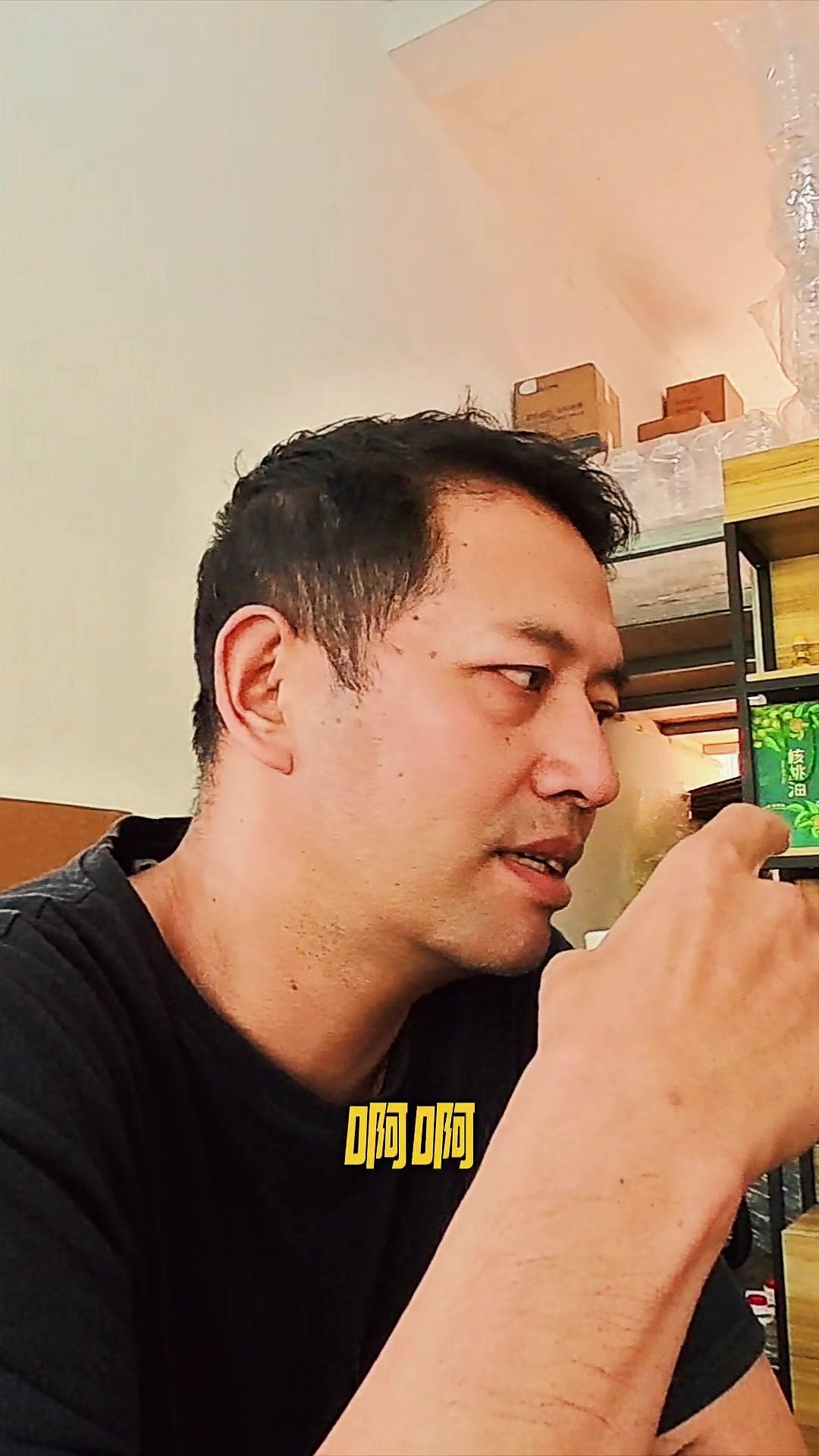 从小在核桃产区长大，对核桃有很深的感情。以前核桃不值钱，我参与过宣传工作，亲眼看