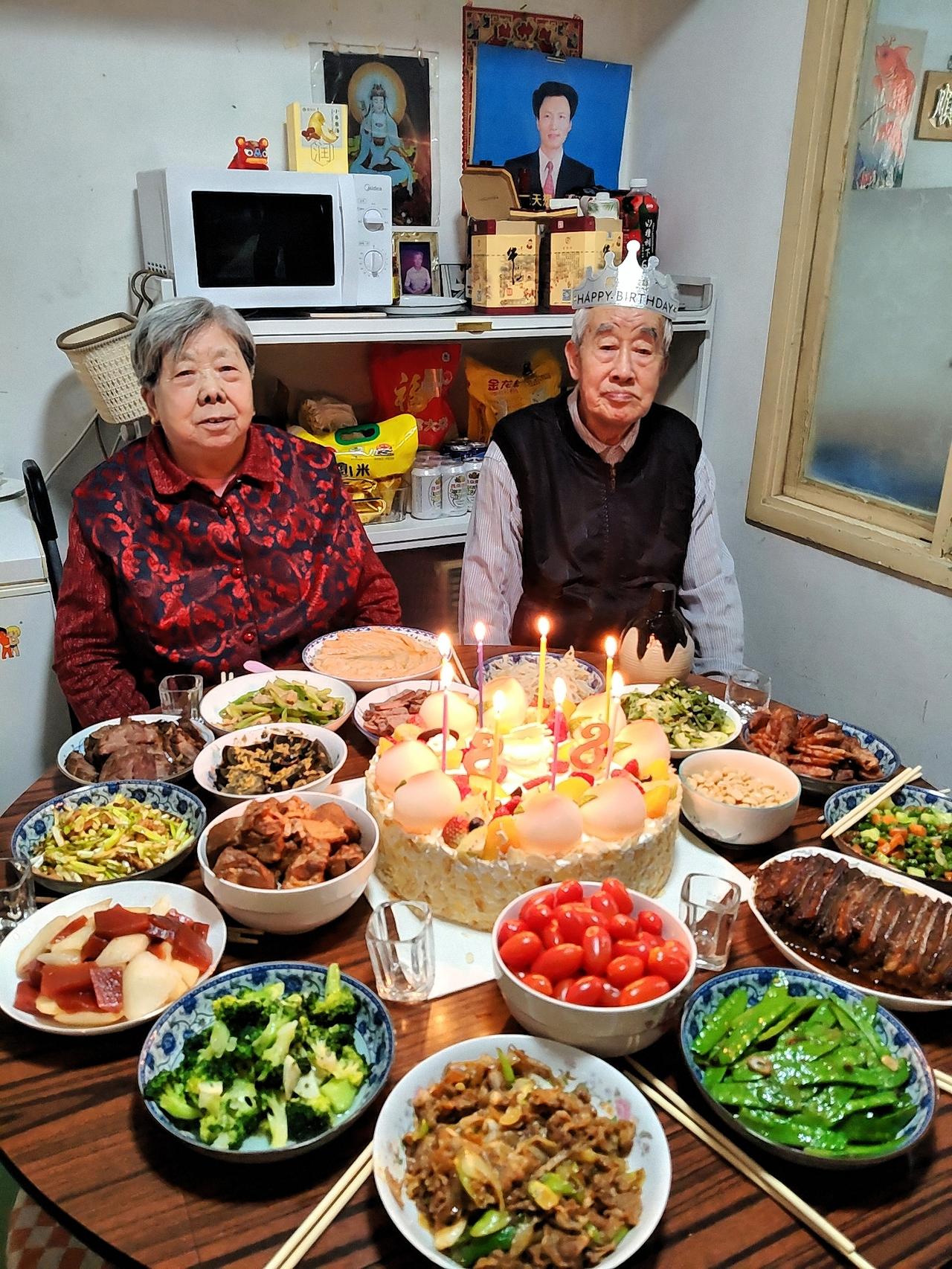 我爸八十八岁大寿那天，我们几个儿女全都回去了，还给他订了生日蛋糕，外孙女也都在。