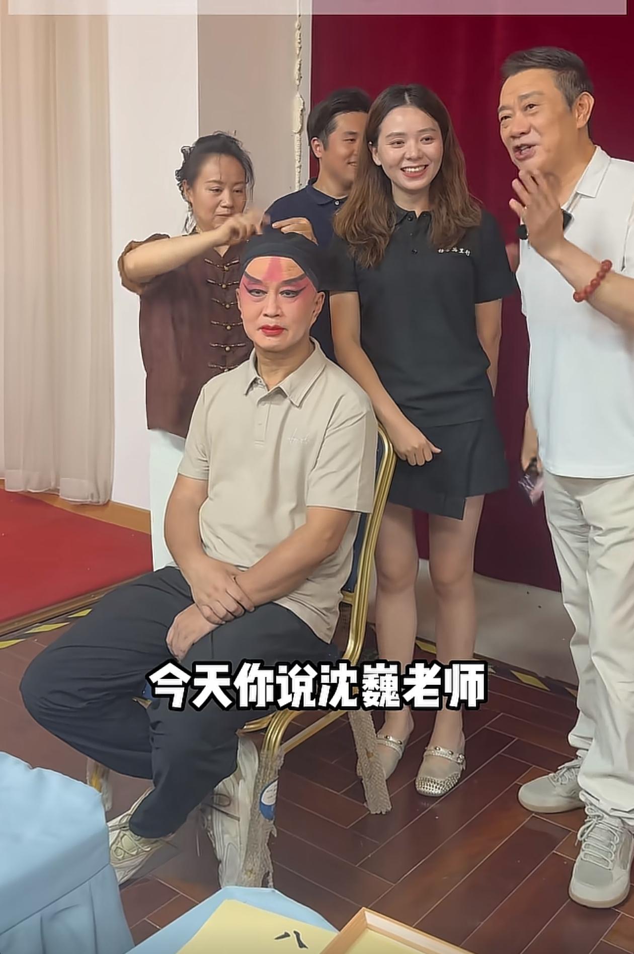 沈巍唱起京剧，开天辟地头一回，可把大家乐坏了。从化妆到表演，他投入其中。在《淮河