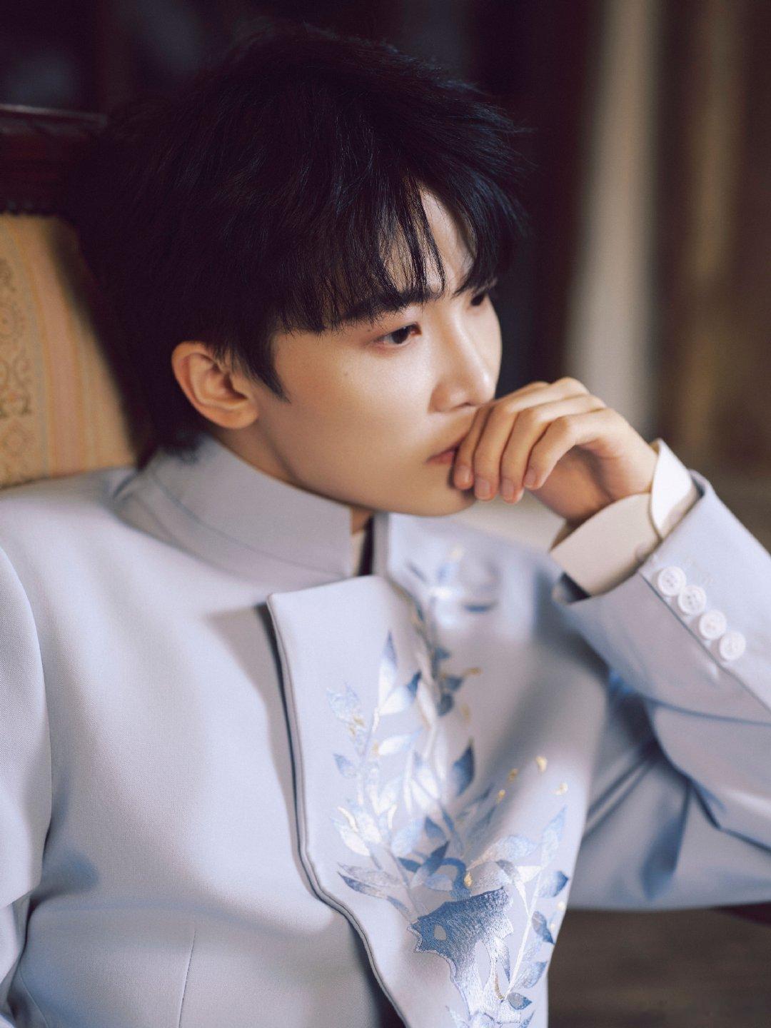 周深希望我是第一个祝福你的人周深期待今年和你一起跨年周深带着元旦祝福来啦！他在微