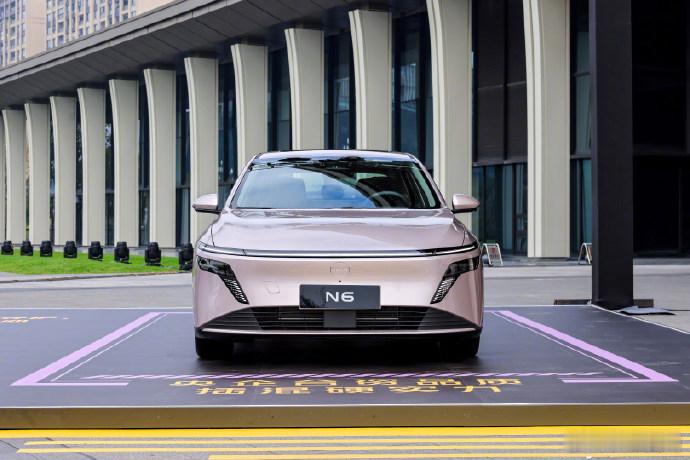 日产太会玩自己“沙发厂”的梗了日产N6上市发布会座椅，全用N6的后排座椅，太会玩