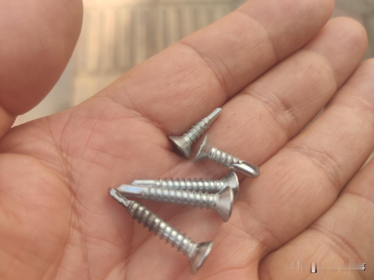 燕尾钉历险记:我本是被人打造后，用来固定东西用的，从没想过要做伤天害理的事情！可