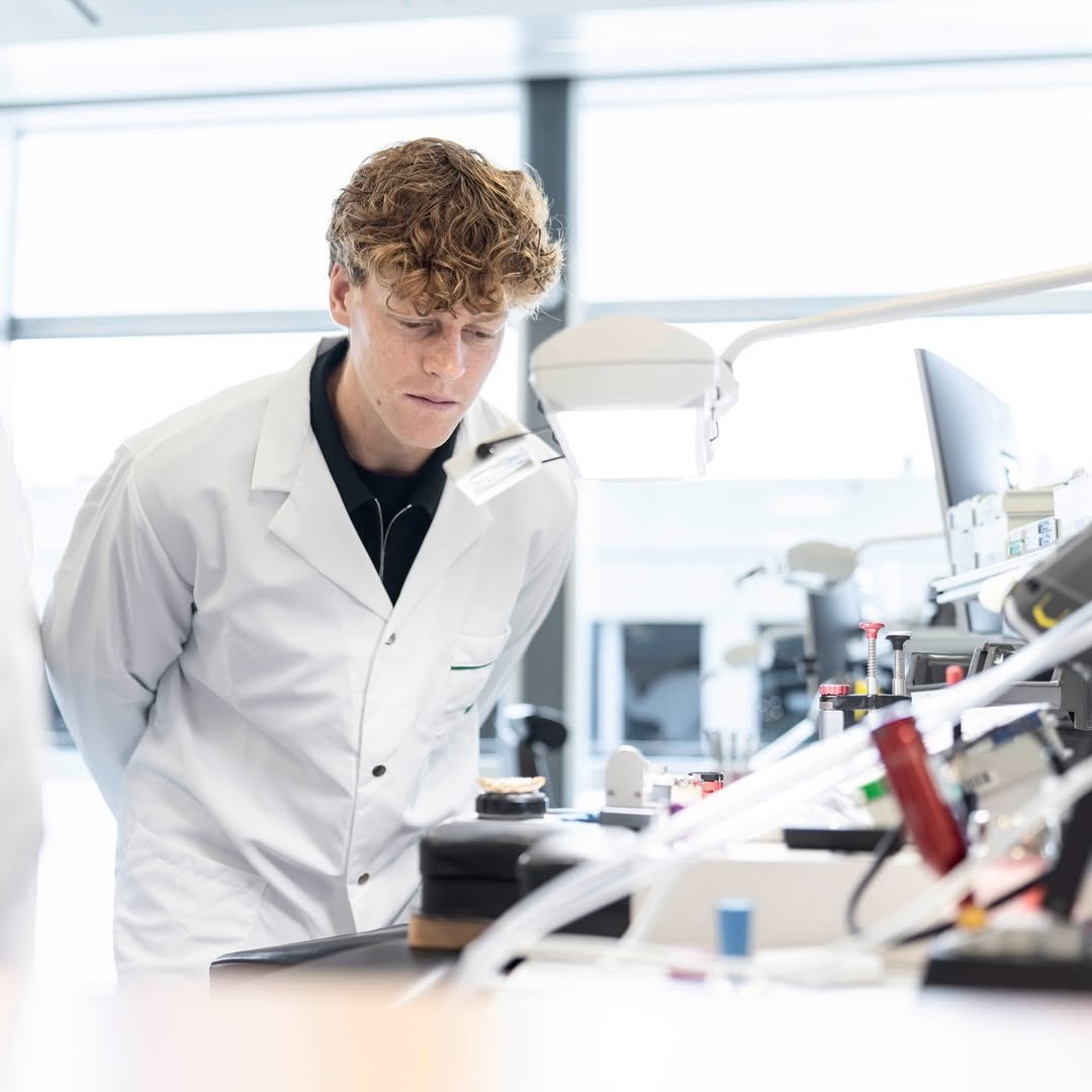 阿卡和德约都退出了马德里大师赛，这让辛纳是否参赛引发了猜测。辛纳本周去了日内瓦，