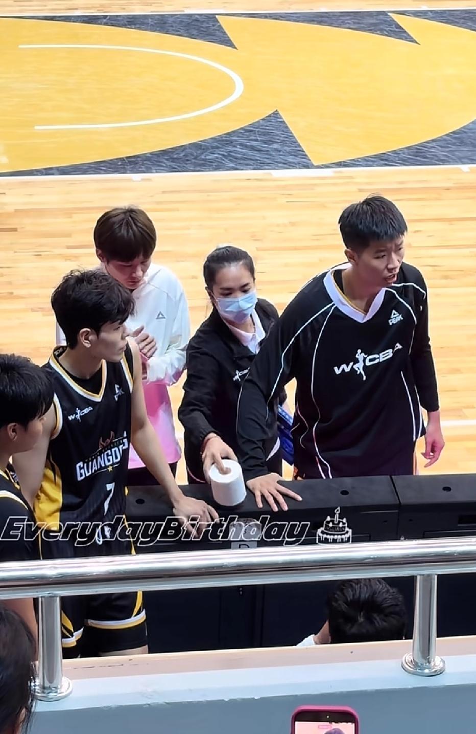 最近大家都说广东东莞女篮主教练黄思静脾气越来越大了。赛场上，她经常因为球员的一些