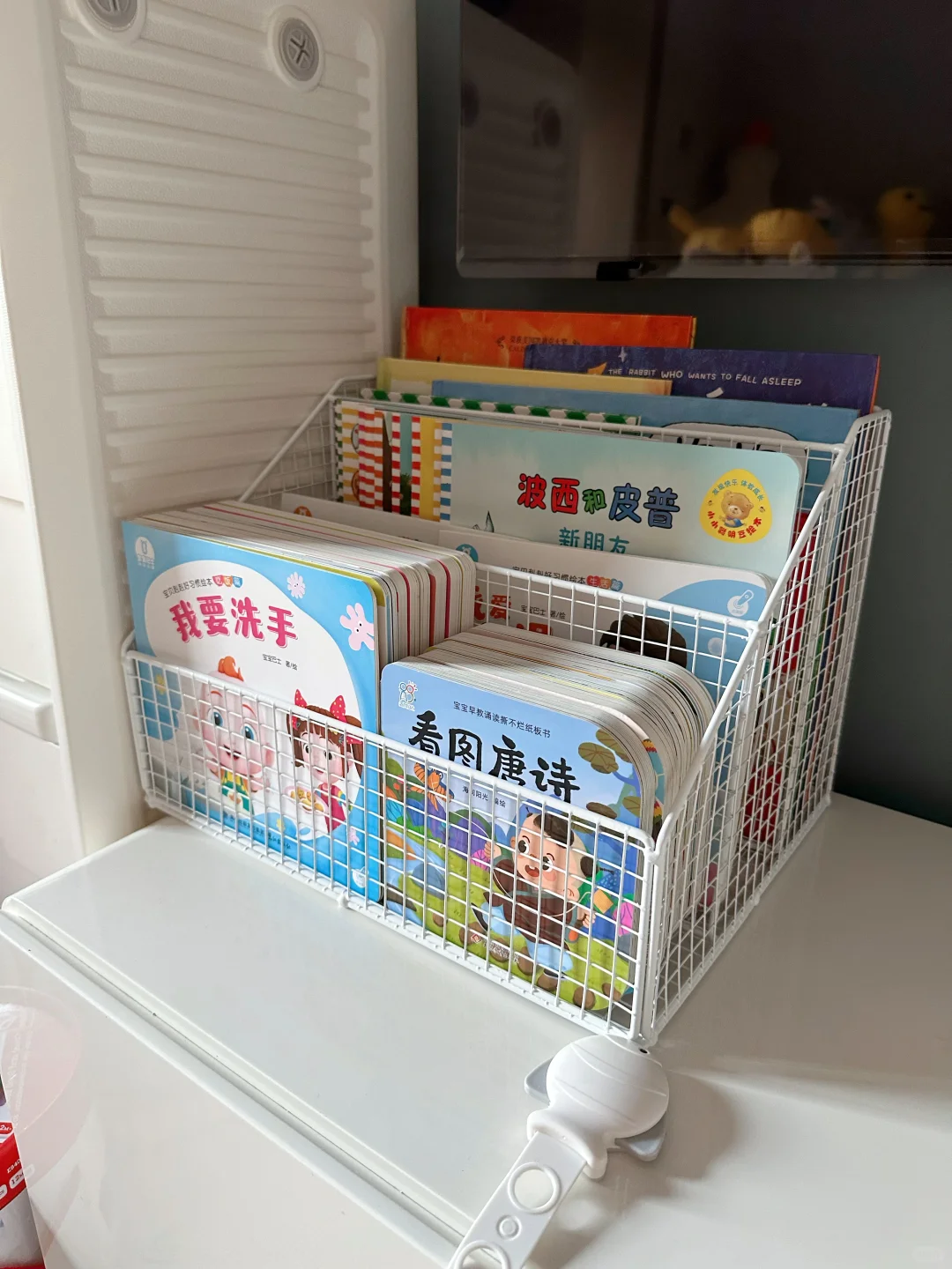20多块钱的桌面绘本架，放电视柜上刚好👍
