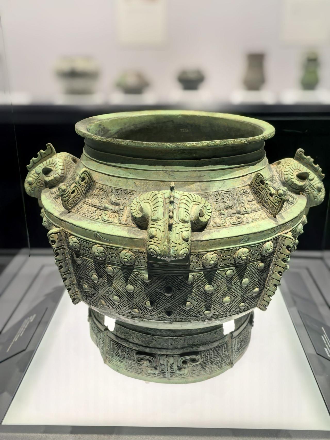 动物类是绝对主角：商代兽面纹（饕餮）的狰狞威严，象征天地沟通的神秘力量，是先民对