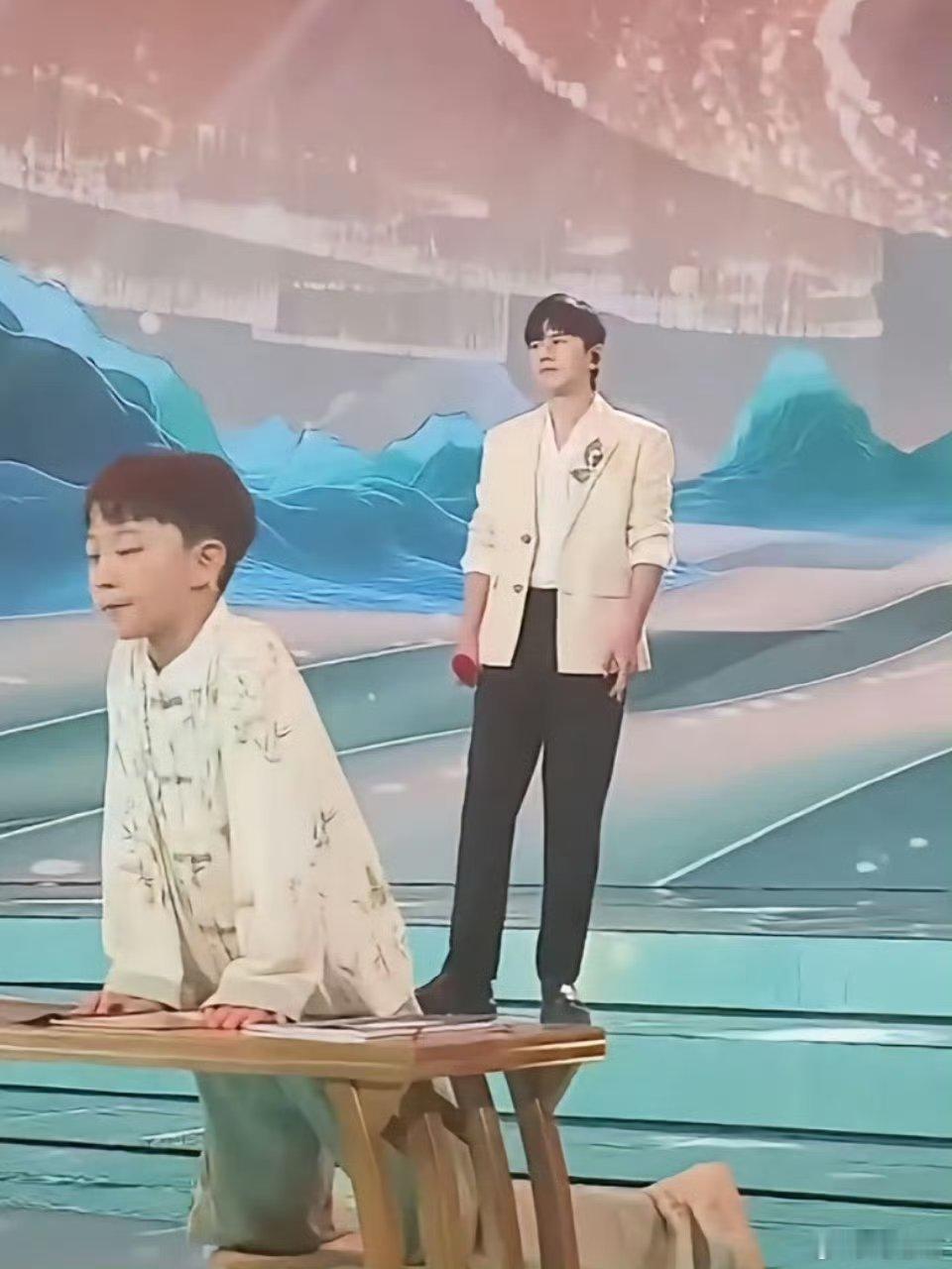 #张杰晚会站桌子上#  9月30日晚，歌手在央视《中国梦.家国情——2024国庆