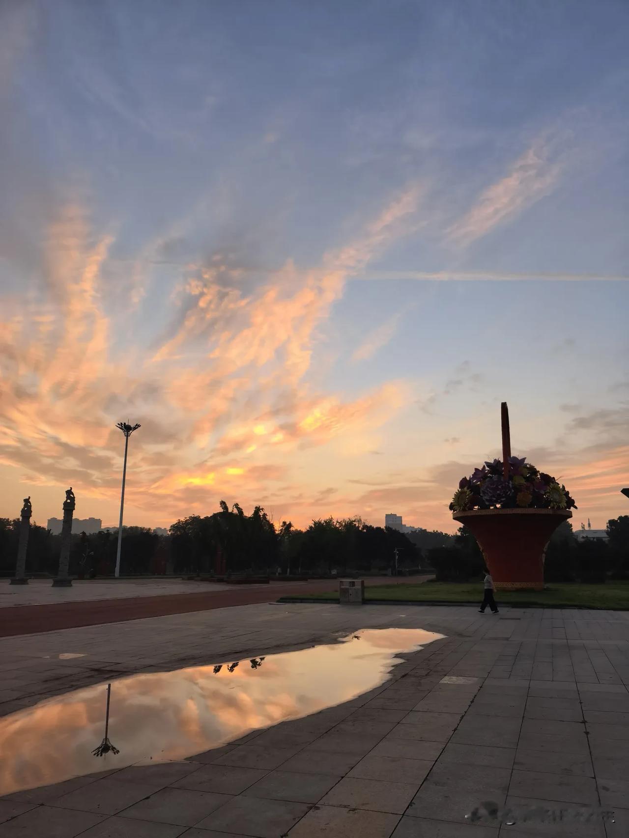 都说“早霞不出门，晚霞行千里”，希望能下点雨吧。

这两天，我们郑州、许昌、鄢陵