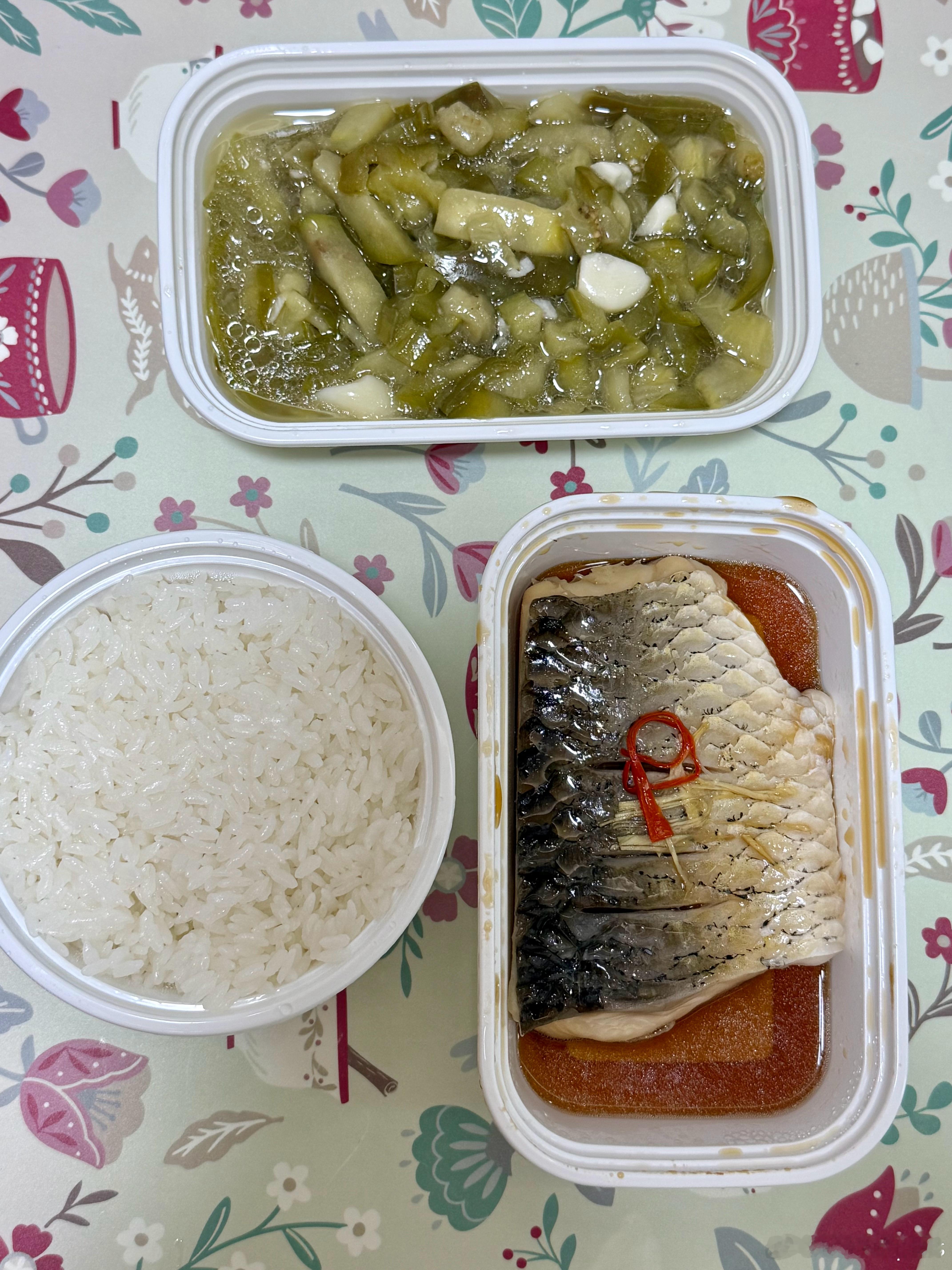 今日份晚餐🥣｜老乡鸡的蒸鱼和茄子青椒🍆🫑电饭煲煮了宣莲绿豆汤，这次加的冰片