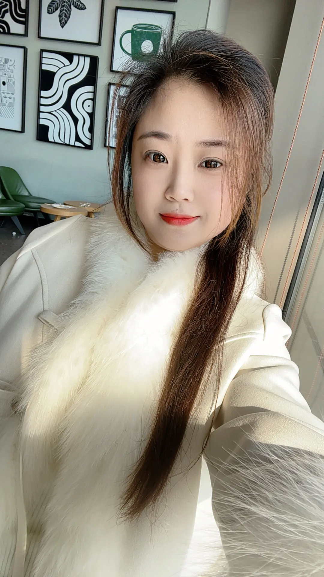 哭穷的人烟钱不断  说爱的人一毛不拔  已经到了听到情话都想笑场的年纪