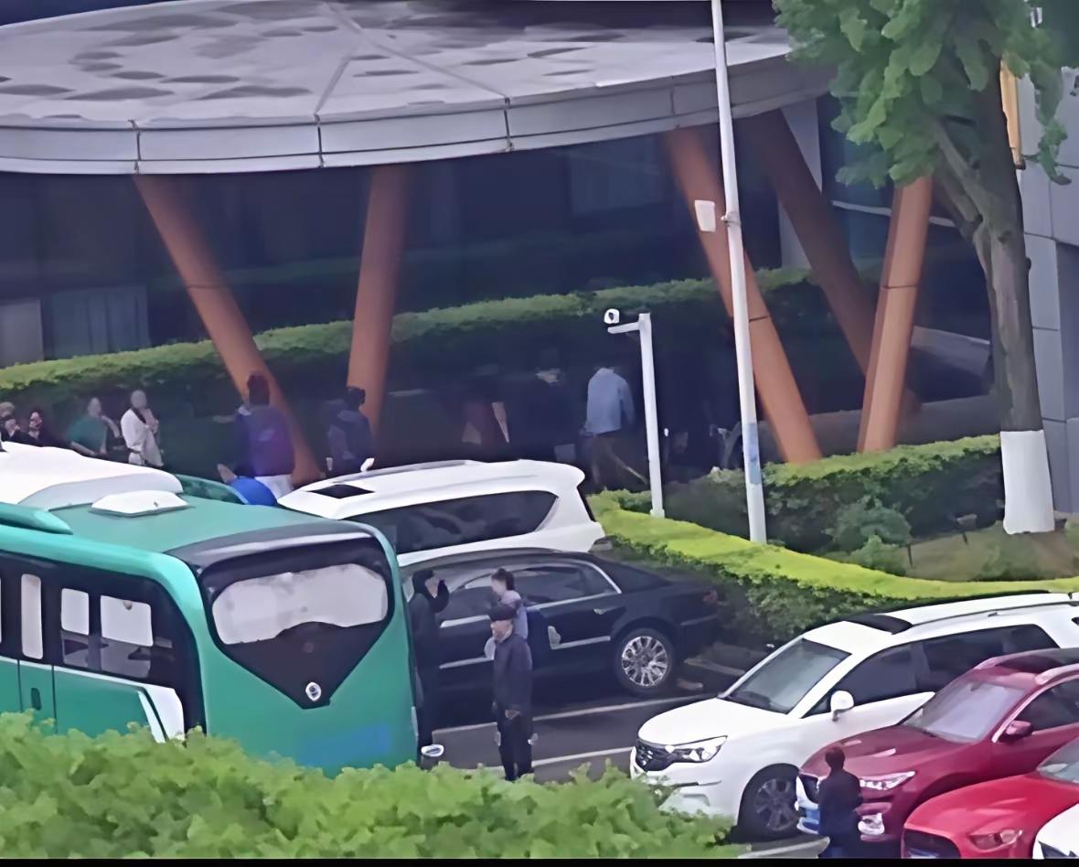 陈熠用一个大大的拥抱迎接刚抵达成都的曼昱！
国乒一结束澳门世界杯，就马不停蹄地奔