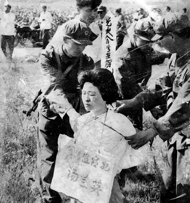 1975年，她用4.5万公款包养了7个情夫，然而整整十年，竟然没有一个人发现。