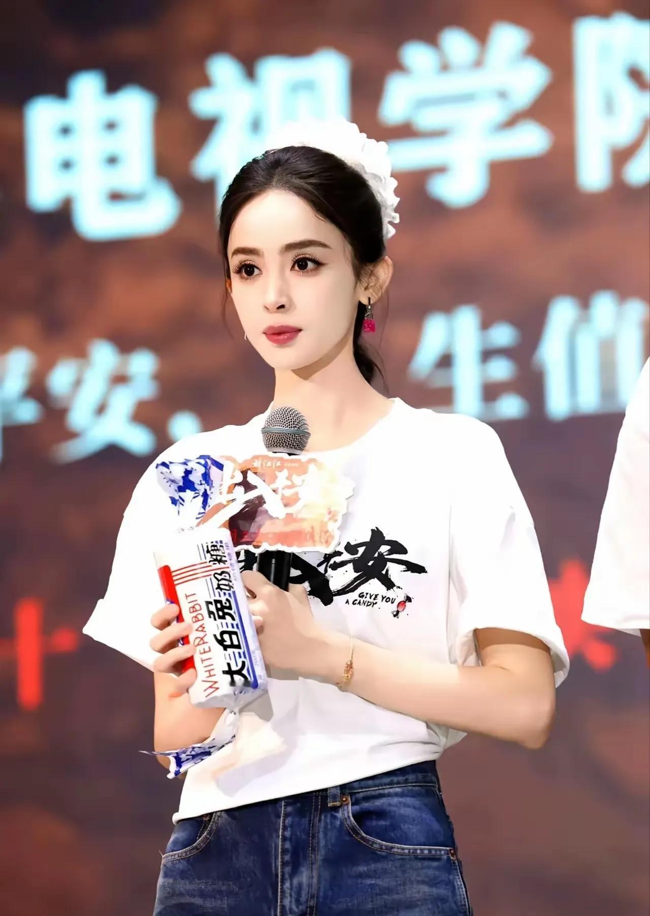 有没有发现，虽然拼热度和流量，娜扎不如热巴和杨紫，但是拼资源和人脉，热巴和杨紫不