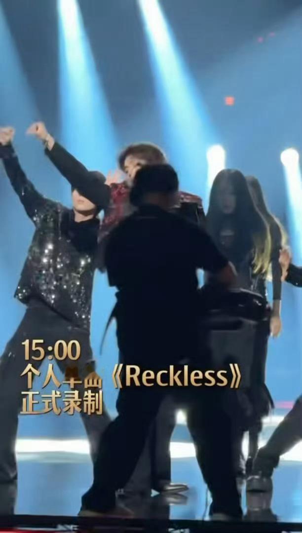 邵子恒把手伸到十个勤天了国乐无双金曲Z盛典 何浩楠合照到手，鹭卓联系方式也有，邵
