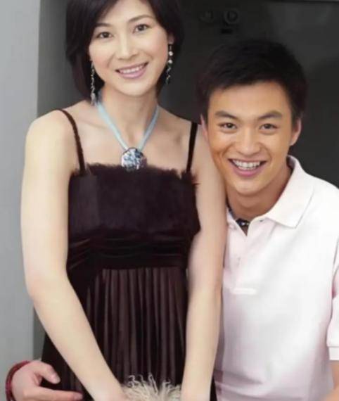 十二年前，坐拥五十亿的温州首富周旭辉，瞒着结发妻子，看上了演李云龙之妻的童蕾。在