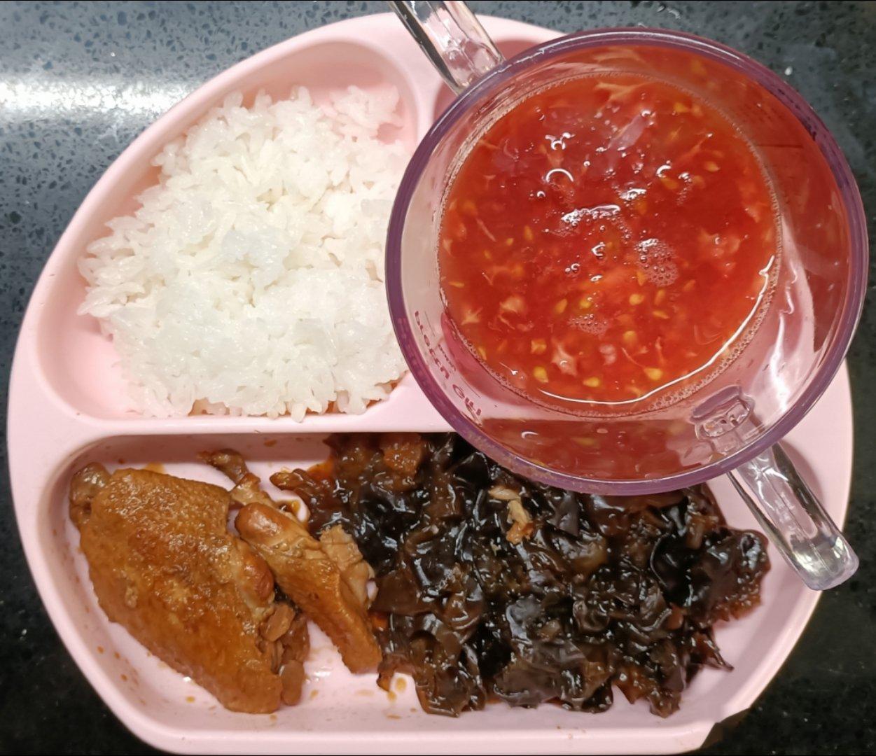#糖糖的饭饭##科学育儿营养护航# 昨天午餐：米饭，翅中，木耳，番茄果肉汁；晚餐