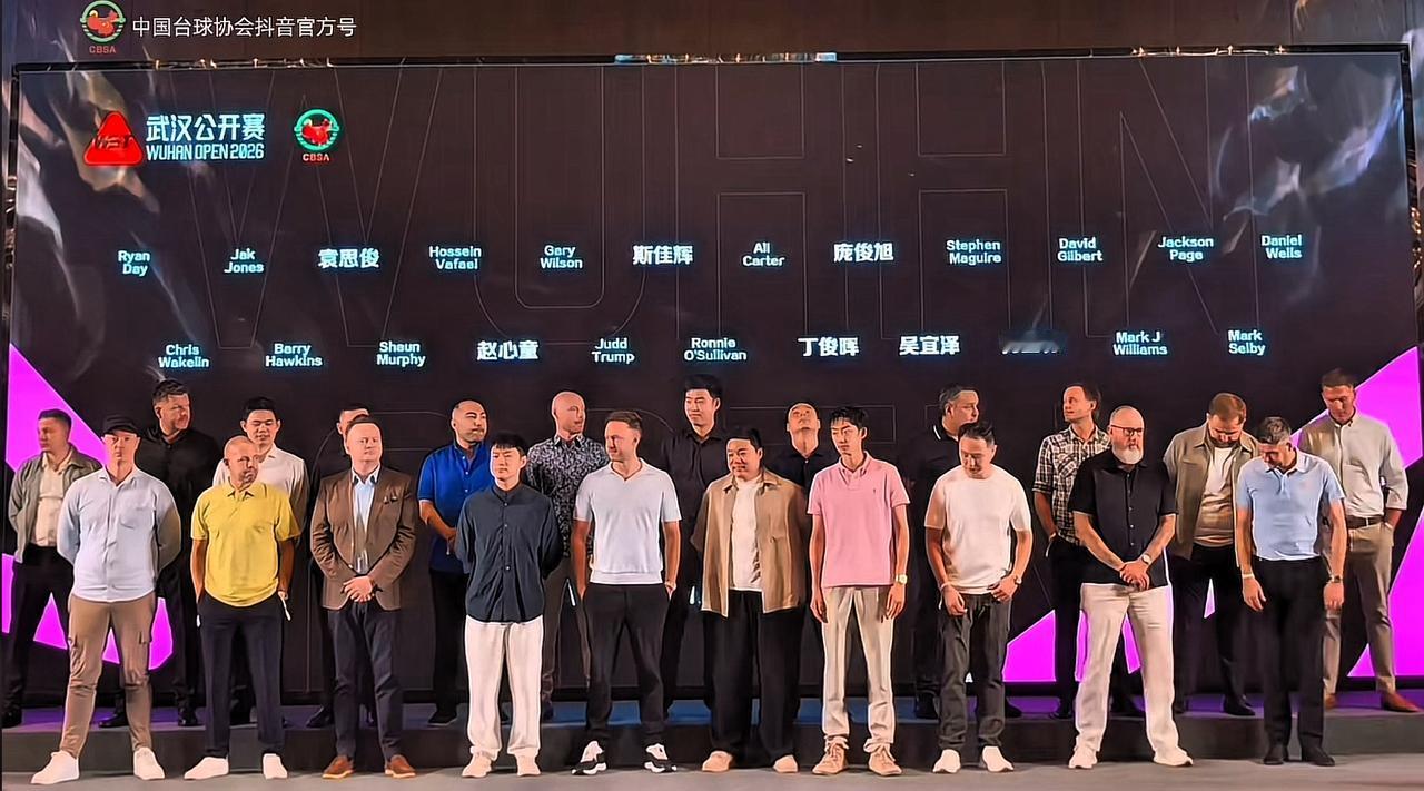 塞尔比竟然站在最边上，赛大师难道这么没排面吗？无论是历史成就还是个人实力，他都是