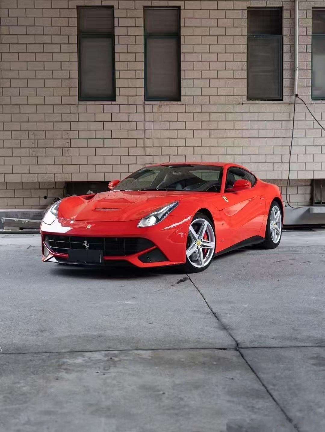 法拉利 F12 berlinetta，求伯乐、17年上牌4800公里、选配LED