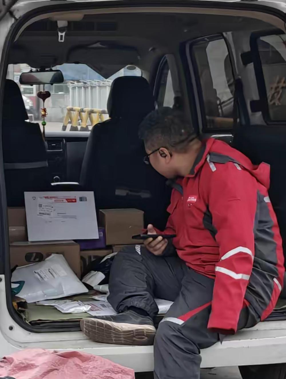 现在送快递到底能不能挣到米？

楼下有个街坊，一家四口人

俩孩子老大读高中，老